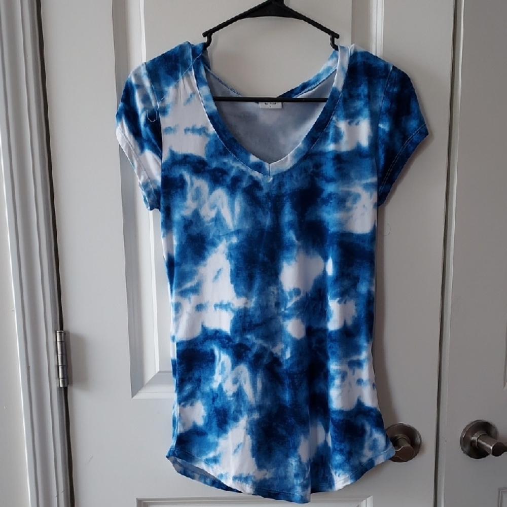 Essentials By Poof! Blue and White Tie-Dye V-Neck Tee Small